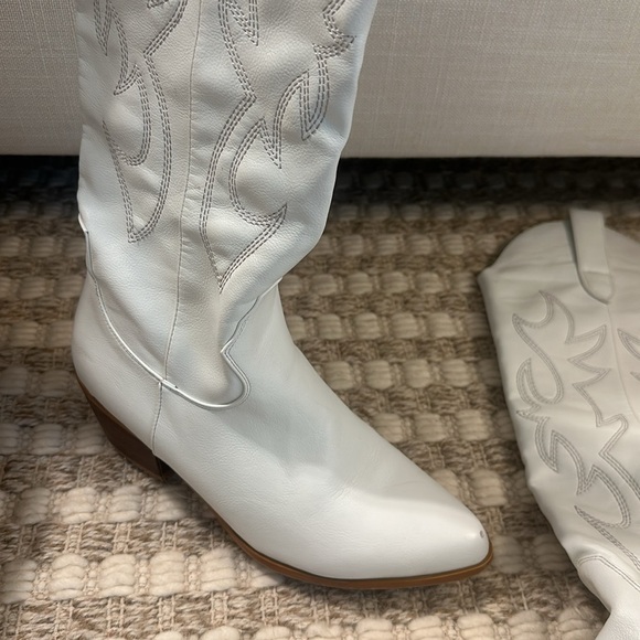 Billion Urson Boots - White, size 7 - Picture 3 of 5